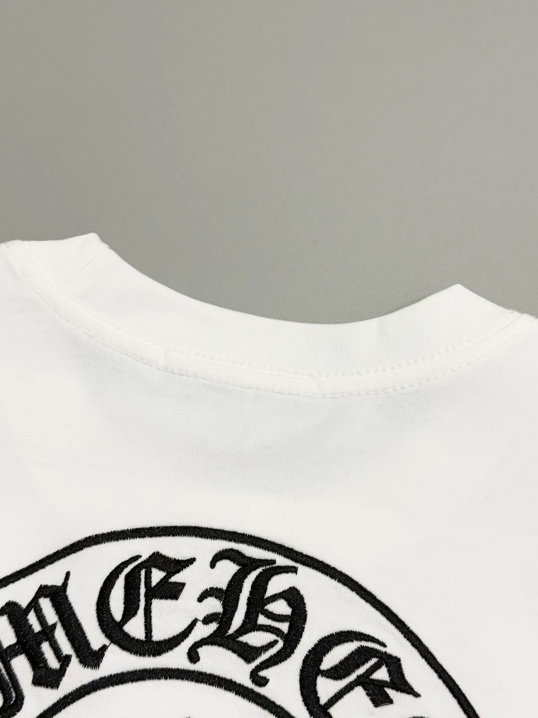 🅿️190 [High quality] Chrome hearts ss25 new first release latest short-sleeved round neck t-shirt, high-end customization, avant-garde and fashionable design! The brand logo is applied to the front and back cuffs using 100,000 needle embroidery techniques. High-end customized 280g fabric. Soft to the touch. Comfortable to wear. Exquisite stitching. Fine workmanship. The upper body effect is incomparably handsome! Same style for men and women, color: white, black size: S to xL